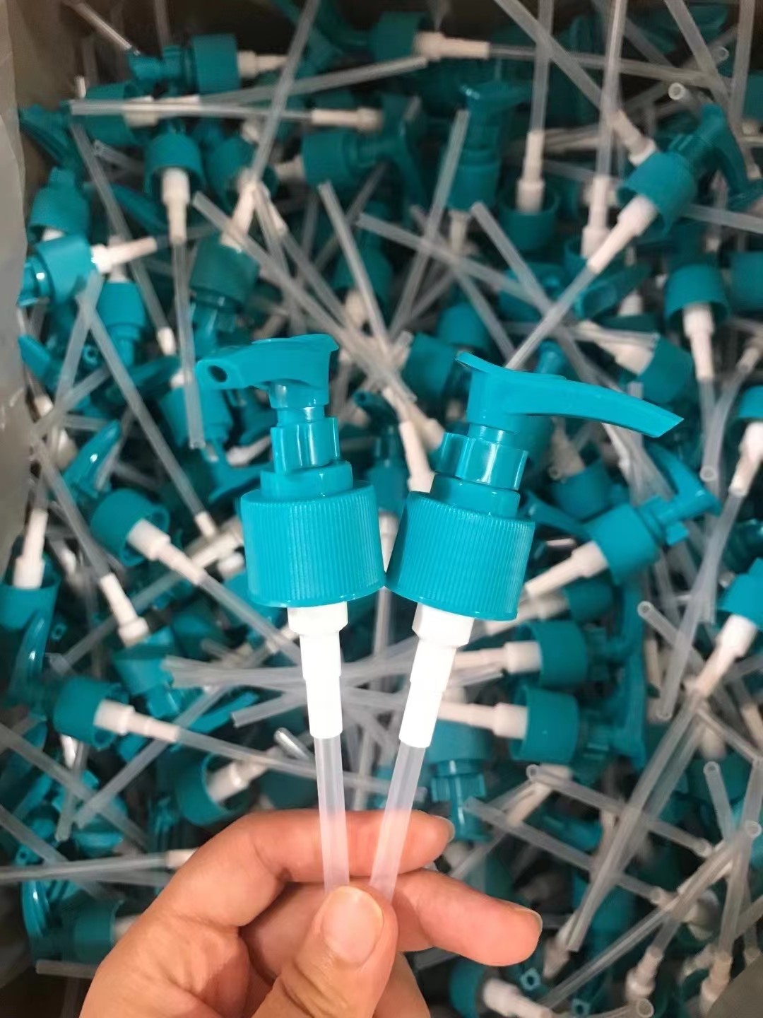 Nắp nhấn khóa gài xanh ngọc - Nhựa Feliz Plastic - Công Ty TNHH Feliz Plastic Việt Nam
